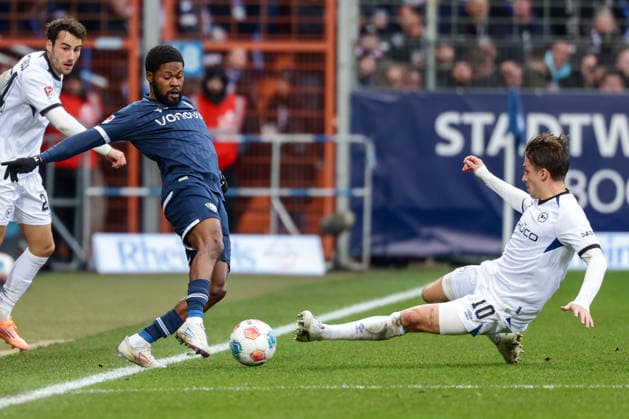 Bochum, Vonovia Ruhrstadion, 06.12.25, GER, Herren, 2. Bundesliga, Saison 2025 - 2026, VfL 1848 Bochum - Arminia Bielefeld, Christopher Lannert (Arminia Bielefeld), Moritz_Broni Kwarteng (VfL Bochum) und Marvin Mehlem (Arminia Bielefeld) im Zweikampf, DFB DFL REGULATIONS PROHIBIT ANY USE OF PHOTOGRAPHS AS IMAGE SEQUENCES AND OR QUASI-VIDEO.