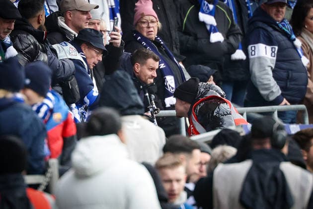 Bochum, Vonovia Ruhrstadion, 06.12.25, GER, Herren, 2. Bundesliga, Saison 2025 - 2026, VfL 1848 Bochum - Arminia Bielefeld, Simon Zoller nach Platzverweis auf der Tribuene. DFB DFL REGULATIONS PROHIBIT ANY USE OF PHOTOGRAPHS AS IMAGE SEQUENCES AND OR QUASI-VIDEO.