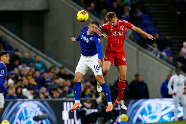 Everton v Nottingham Forest, Liverpool, UK - 6 December 2025 Vitaliy Mykolenko of Everton battles for the ball with Zach Abbott of Nottingham Forest during the English Premier League Match between Everton and Nottingham Forest at Hill Dickinson Stadium on 6 December 2025 in Liverpool, England (Photo by Steve Taylor PPAUK) Bramley-Moore Dock Hill Dickinson Stadium Liverpool England Copyright: xStevexTaylor PPAUKx PPA-234579