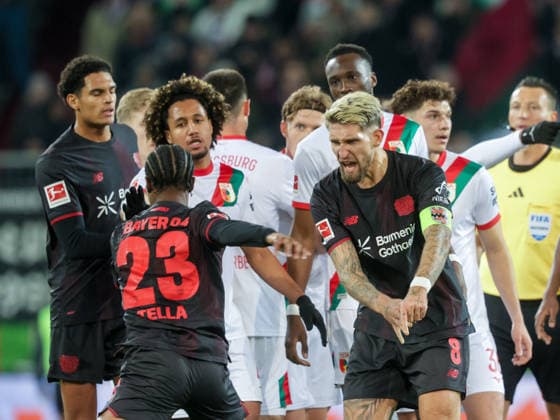 Leverkusens 8 Robert ANDRICH beschwichtigt 23 Nathan TELLA. Fussball: Augsburg - Leverkusen. Fußball Bundesliga, FC Augsburg - Bayer 04 Leverkusen, 13.Spieltag, Saison 2025-2026, am 6.12.2025 in Augsburg, W W K A R E N A, Deutschland. Quelle Copyright Credit : Oryk HAIST *** Leverkusens 8 Robert ANDRICH appeases 23 Nathan TELLA Football Augsburg Leverkusen Football Bundesliga, FC Augsburg Bayer 04 Leverkusen, Matchday 13, Season 2025 2026, on 6 12 2025 in Augsburg, W W K A R E N A, Germany Source Copyright Credit Oryk HAIST xFUSSBALL-AUGSBURG-LEVERKUSENx