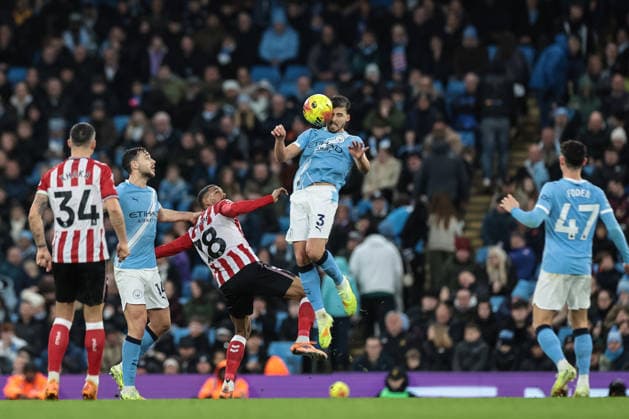 Premier League Manchester City v Sunderland Ruben Dias of Manchester City jumps up to win the high ball during the Premier League match Manchester City vs Sunderland at Etihad Stadium, Manchester, United Kingdom, 6th December 2025 (Photo by Mark Cosgrove News Images) Manchester Etihad Stadium Manchester United, ManU Kingdom Copyright: xMarkxCosgrove NewsxImagesx