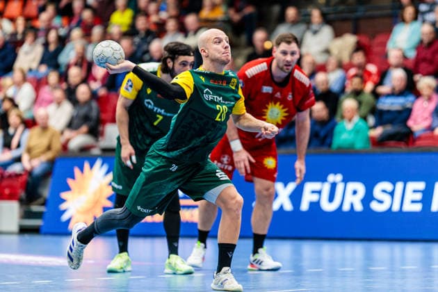 Hakon Dadi Styrmisson (VfL Eintracht Hagen, 28) beim Siebenmeter 7 Meter Wurf GER, TuS N-Luebbecke vs. VfL Eintracht Hagen, Handball, 2. Bundesliga, 14. Spieltag, Spielzeit 2025 2026, 06.12.2025 GER, TuS N-Luebbecke vs. VfL Eintracht Hagen, Handball, 2. Bundesliga, 14. Spieltag, Spielzeit 2025 2026, 06.12.2025 Luebbecke Copyright: xEibner-Pressefoto JanxRollingerx EP_JSK