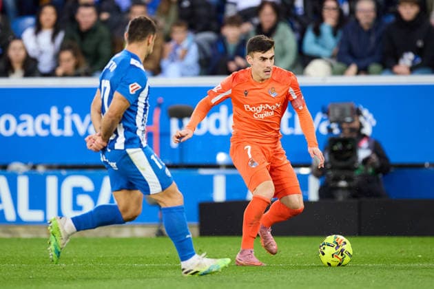 December 6, 2025, Vitoria, Alava, SPAIN: Jonathan Castro Jonny Otto of Deportivo Alaves competes for the ball with Ander Barrenetxea of Real Sociedad during the LaLiga EA Sports match between Deportivo Alaves and Real Sociedad at Mendizorrotza on December 6, 2025, in Vitoria, Spain. Vitoria SPAIN - ZUMAa181 20251206_zaa_a181_215 Copyright: xRicardoxLarreinax