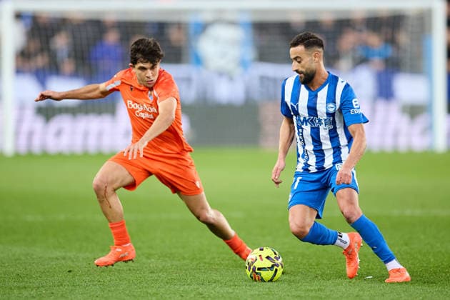 December 6, 2025, Vitoria, Alava, SPAIN: Jon Aramburu of Real Sociedad competes for the ball with Abde Rebbach of Deportivo Alaves during the LaLiga EA Sports match between Deportivo Alaves and Real Sociedad at Mendizorrotza on December 6, 2025, in Vitoria, Spain. Vitoria SPAIN - ZUMAa181 20251206_zaa_a181_217 Copyright: xRicardoxLarreinax