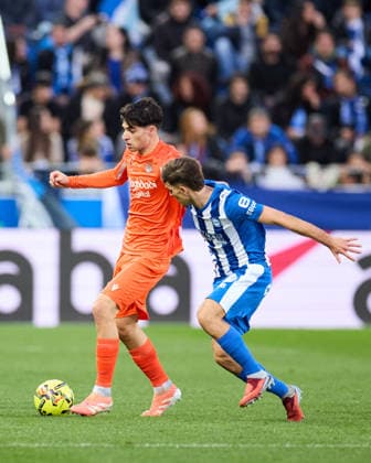 December 6, 2025, Vitoria, Alava, SPAIN: Jon Martin Vicente of Real Sociedad competes for the ball with Denis Suarez of Deportivo Alaves during the LaLiga EA Sports match between Deportivo Alaves and Real Sociedad at Mendizorrotza on December 6, 2025, in Vitoria, Spain. Vitoria SPAIN - ZUMAa181 20251206_zaa_a181_218 Copyright: xRicardoxLarreinax