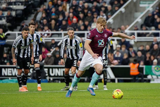 Newcastle United v Burnley Premier League 06 12 2025. Zian Flemming of Burnley scores his sides first goal of the match 2-1 during the Premier League match between Newcastle United and Burnley at St. James s Park, Newcastle, England on 6 December 2025. Newcastle St. James s Park Tyne and Wear England Editorial use only DataCo restrictions apply See www.football-dataco.com , Copyright: xCraigxCowanx PSI-23345-0066