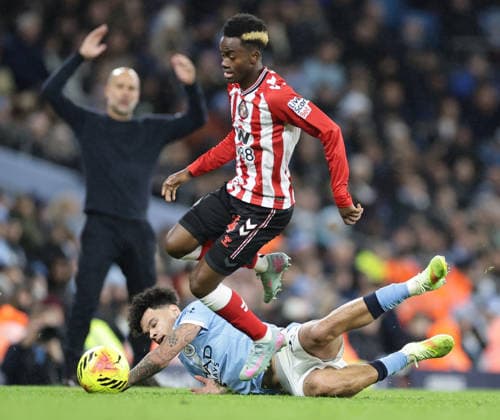 6th December 2025; Etihad Stadium, Manchester, Lancashire, England; Premier League Football, Manchester City versus Sunderland; Simon Adingra of Sunderland fouls Nico O Reilly of Manchester City  RogerxEvans