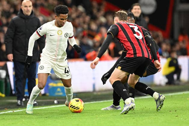 Bournemouth v Chelsea Premier League Estevao of Chelsea tries to find a way past Adrien Truffert of Bournemouth during the Premier League match at the Vitality Stadium, Bournemouth 06 12 2025 UK Newspapers OUT Copyright: xJeremyxLandeyx FIL-22603-0061
