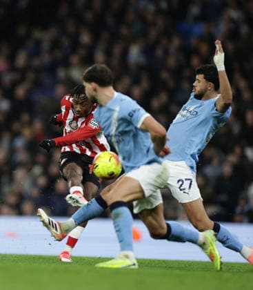6th December 2025; Etihad Stadium, Manchester, Lancashire, England; Premier League Football, Manchester City versus Sunderland; Romaine Mundle of Sunderland shoots at goal  RogerxEvans
