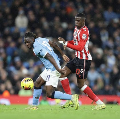6th December 2025; Etihad Stadium, Manchester, Lancashire, England; Premier League Football, Manchester City versus Sunderland; Jeremy Doku of Manchester City tracked by Nordi Mukiele of Sunderland  RogerxEvans