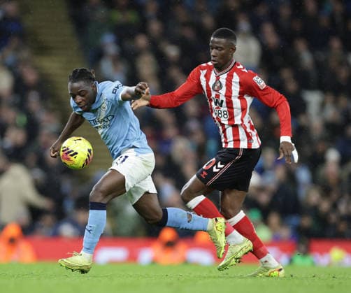 6th December 2025; Etihad Stadium, Manchester, Lancashire, England; Premier League Football, Manchester City versus Sunderland; Jeremy Doku of Manchester City tracked by Nordi Mukiele of Sunderland  RogerxEvans