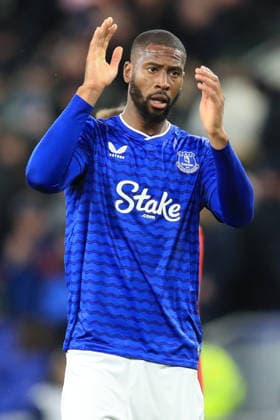 6th December 2025; Hill Dickinson Stadium, Liverpool, England; Premier League Football, Everton versus Nottingham Forest; Beto of Everton applauds the supporters act full time  DavidxBlunsden