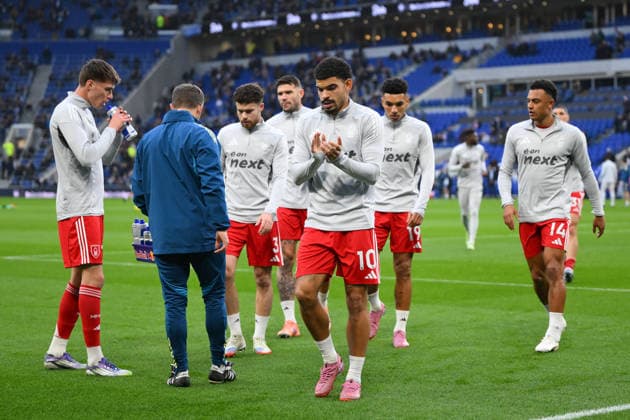 Everton v Nottingham Forest - Premier League Morgan Gibbs-White of Nottingham Forest applauds his team s supporters ahead of the Premier League match between Everton and Nottingham Forest at Hill Dickinson Stadium in Liverpool, England, on December 6, 2025. Liverpool Merseyside United Kingdom  Copyright: xMIxNewsx originalFilename:fletcher-evertonv251206_npWXO.jpg