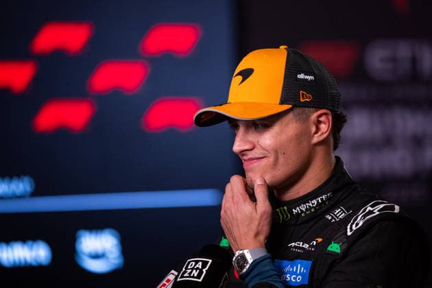 Lando Norris (McLaren Formula 1 Team, Großbritannien, 04) beim Interview, UAE, Formel 1 Weltmeisterschaft, Abu Dhabi Grand Prix, Yas Marina Circuit, Qualifying, 06.12.2025 UAE, Formel 1 Weltmeisterschaft, Abu Dhabi Grand Prix, Yas Marina Circuit, 06.12.2025 Yas Marina Island Copyright: xEibner-Pressefoto Memmlerx EP_MMR