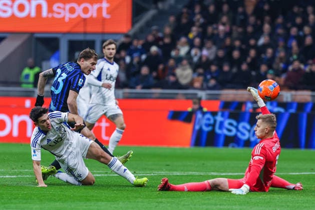 FC Internazionale vs Como 1907 - Serie A 2025 26 - 06 12 2025 Nicolo Barella of FC Internazionale seen in action during Serie A 2025 26 football match between FC Internazionale and Como 1907 at San Siro Stadium in Milan Copyright: xBEAUTIFULxSPORTS Carabellix