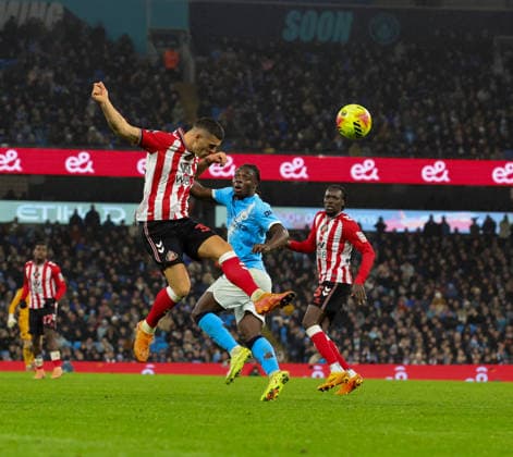 6th December 2025; Etihad Stadium, Manchester, Lancashire, England; Premier League Football, Manchester City versus Sunderland; Granit& xa0;Xhaka of Sunderland heads at goal  RogerxEvans