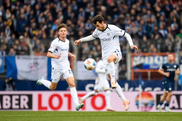 Christopher Lannert (Arminia Bielefeld) kontrolliert den Ball waehrend des spiels der 2. Bundesliga zwischen VfL Bochum und Arminia Bielefeld, Vonovia Ruhrstadion am 06. December 2025 in Bochum, Deutschland. (Foto von Max Maiwald DeFodi Images) +++ Christopher Lannert (Arminia Bielefeld) controls the ball during the 2. Bundesliga match between VfL Bochum and Arminia Bielefeld at Vonovia Ruhrstadion on December 6, 2025 in Bochum, Germany. (Photo by Max Maiwald DeFodi Images) DFB DFL REGULATIONS PROHIBIT ANY USE OF PHOTOGRAPHS AS IMAGE SEQUENCES AND OR QUASI-VIDEO. (Photo by Max Maiwald DeFodi Images)