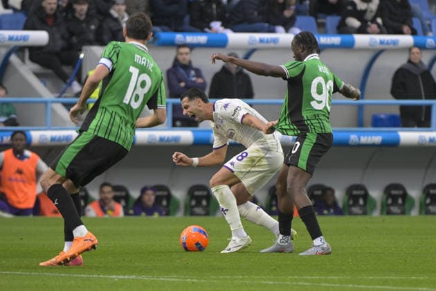 Fiorentina s midfielder Rolando Mandragora foulded bu Sassuol s player Ismael Kone during US Sassuolo vs ACF Fiorentina, Italian soccer Serie A match in Reggio Emilia, Italy, December 06 2025  Copyright: xJacopoxCane IPAxSportx xipa-agency.netx xx IPA_68831960 IPA_Agency_IPA68831960