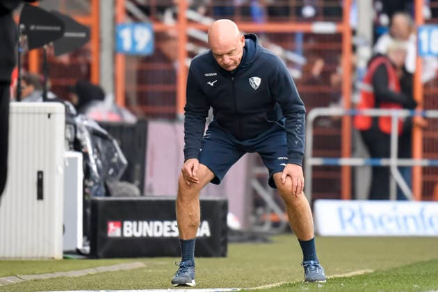 Trainer Uwe Roesler (VfL Bochum) schaut waehrend des spiels der 2. Bundesliga zwischen VfL Bochum und Arminia Bielefeld, Vonovia Ruhrstadion am 06. December 2025 in Bochum, Deutschland. (Foto von Max Maiwald DeFodi Images) +++ Trainer Uwe Roesler (VfL Bochum) looks on during the 2. Bundesliga match between VfL Bochum and Arminia Bielefeld at Vonovia Ruhrstadion on December 6, 2025 in Bochum, Germany. (Photo by Max Maiwald DeFodi Images) DFB DFL REGULATIONS PROHIBIT ANY USE OF PHOTOGRAPHS AS IMAGE SEQUENCES AND OR QUASI-VIDEO. (Photo by Max Maiwald DeFodi Images)