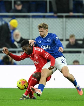 Everton v Nottingham Forest - Premier League Ibrahim Sangare of Nottingham Forest battles with Kiernan Dewsbury-Hall of Everton during the Premier League match between Everton and Nottingham Forest at Hill Dickinson Stadium in Liverpool, England, on December 6, 2025. Liverpool Merseyside United Kingdom  Copyright: xMIxNewsx originalFilename:fletcher-evertonv251206_npwx1.jpg