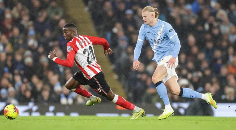 6th December 2025; Etihad Stadium, Manchester, Lancashire, England; Premier League Football, Manchester City versus Sunderland; Nordi Mukiele of Sunderland is tracked by Erling Haaland of Manchester City  RogerxEvans
