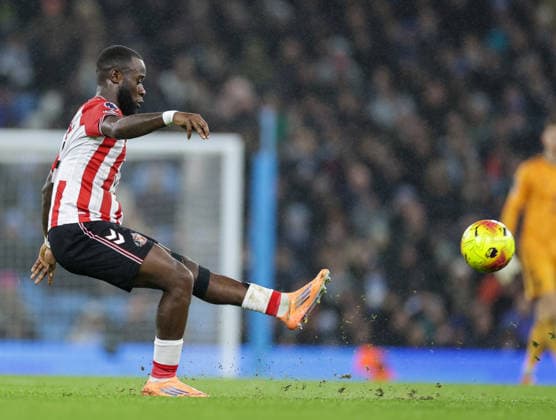 6th December 2025; Etihad Stadium, Manchester, Lancashire, England; Premier League Football, Manchester City versus Sunderland; Lutsharel Geertruida of Sunderland passes the ball  RogerxEvans