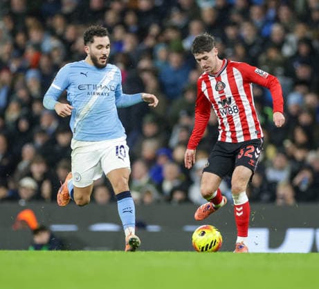 6th December 2025; Etihad Stadium, Manchester, Lancashire, England; Premier League Football, Manchester City versus Sunderland; Trai Hume of Sunderland is tracked by Rayan Cherki of Manchester City  RogerxEvans