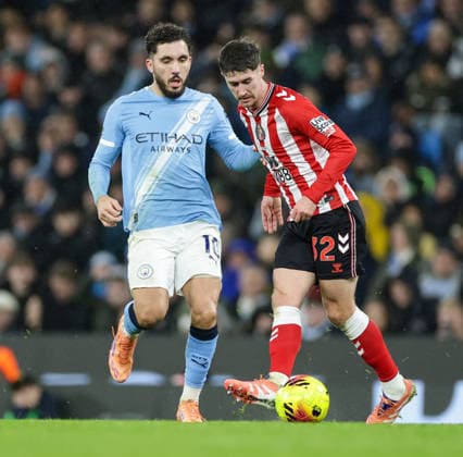 6th December 2025; Etihad Stadium, Manchester, Lancashire, England; Premier League Football, Manchester City versus Sunderland; Trai Hume of Sunderland is tracked by Rayan Cherki of Manchester City  RogerxEvans
