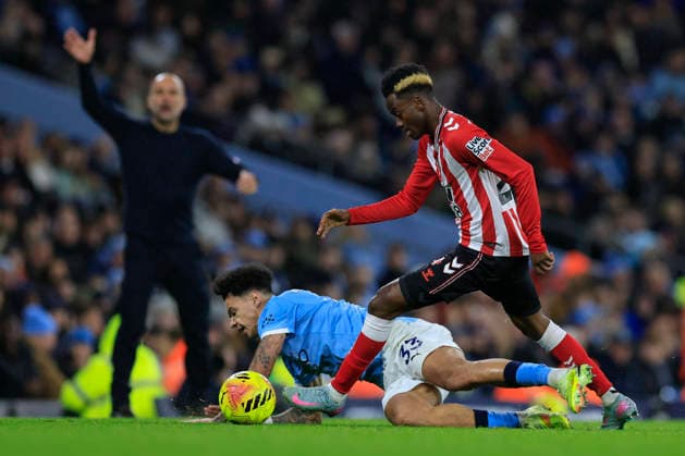 Manchester City v Sunderland Premier League 06 12 2025. Nico O Reilly (33) of Manchester City is fouled by Simon Adringa (24) of Sunderland during the Premier League match between Manchester City and Sunderland at the Etihad Stadium, Manchester, England on 6 December 2025. Manchester Etihad Stadium Manchester England Editorial use only DataCo restrictions apply See www.football-dataco.com , Copyright: xConorxMolloyx PSI-23347-0066