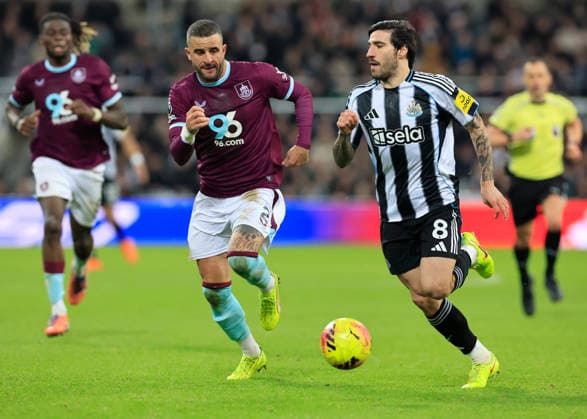 Newcastle United v Burnley Premier League Kyle Walker of Burnley (left) and Sandro Tonali of Newcastle United in action during the Premier League match at St. James s Park, Newcastle 06 12 2025 UK Newspapers OUT Copyright: xFredxPalmerx FIL-22605-0135