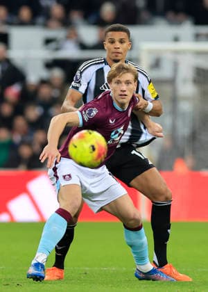 Newcastle United v Burnley Premier League Zian Flemming of Burnley (front) competes for the ball with Malick Thiaw of Newcastle United during the Premier League match at St. James s Park, Newcastle 06 12 2025 UK Newspapers OUT Copyright: xFredxPalmerx FIL-22605-0136