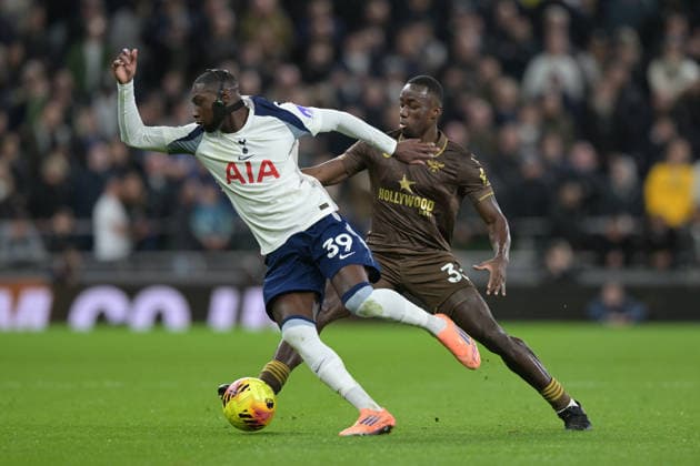 Spurs vs Brentford, Premier League Randal Kolo Muani of Tottenham Hotspur and Michael Kayode of Brentford FC during the Spurs vs Brentford, Premier League match at the Tottenham Hotspur Stadium London. London Tottenham Hotspur Stadium UK Copyright: xMartinxDaltonx Spurs_vs_Brentford_061225_MD_425