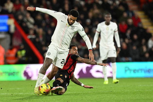 Bournemouth v Chelsea Premier League Reece James of Chelsea is tackled by Justin Kluivert of Bournemouth during the Premier League match at the Vitality Stadium, Bournemouth 06 12 2025 UK Newspapers OUT Copyright: xJeremyxLandeyx FIL-22603-0074