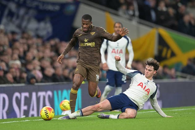 Spurs vs Brentford, Premier League Archie Gray of Tottenham Hotspur brings down Dango Ouattara of Brentford FC during the Spurs vs Brentford, Premier League match at the Tottenham Hotspur Stadium London. London Tottenham Hotspur Stadium UK Copyright: xMartinxDaltonx Spurs_vs_Brentford_061225_MD_489