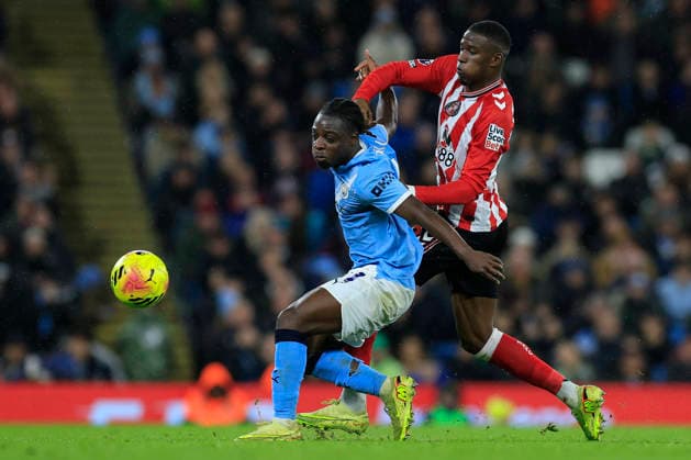 Manchester City v Sunderland Premier League 06 12 2025. Jeremy Doku (11) of Manchester City is challenged by Nordi Mukiele (20) of Sunderland during the Premier League match between Manchester City and Sunderland at the Etihad Stadium, Manchester, England on 6 December 2025. Manchester Etihad Stadium Manchester England Editorial use only DataCo restrictions apply See www.football-dataco.com , Copyright: xConorxMolloyx PSI-23347-0070