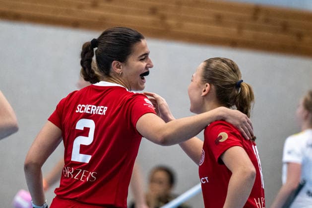 Bremer HC - HTHC 3-8, Hallenhockey, 1. Bundesliga, Damen - Bremer HC - HTHC 3-8, Hallenhockey, 1. Bundesliga, Damen Bremen, Deutschland, 06.12.25: Bremer HC - HTHC 3-8, Hallenhockey, 1. Bundesliga, Damen im Bremer Hockey-Club e.V. am 06.12.2025 in Bremen, Deutschland. (Foto von Axel Kaste) Pauline Scherrer, (2 Bremer HC, Mittelfeld) Jubel, Freude, Tor, 1-0 erzielt Bremen Bremer Hockey-Club e.V. Bremen Deutschland *** Bremer HC HTHC 3 8, Indoor Hockey, 1 Bundesliga, Women Bremer HC HTHC 3 8, Indoor Hockey, 1 Bundesliga, Women Bremen, Germany, 06 12 25 Bremer HC HTHC 3 8, Indoor Hockey, 1 Bundesliga, Women at Bremer Hockey Club e V on 06 12 2025 in Bremen, Germany Photo by Axel Kaste Pauline Scherrer, 2 Bremer HC, midfield cheering, joy, goal, 1 0 scored Bremen Bremer Hockey Club e V Bremen Bremen Germany BHC Damen - HTHC 3-8 6.12.25 LR-4422