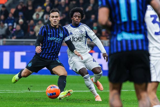 Lautaro Martinez of FC Internazionale scores a goal during Serie A 2025 26 football match between FC Internazionale and Como 1907 at San Siro Stadium in Milan  Copyright: xFabrizioxCarabelli IPAxSportx xipa-agency.netx xx IPA_68832607 IPA_Agency_IPA68832607