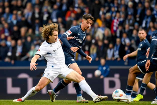 Cajetan Lenz (VfL Bochum) und Mael Corboz (Arminia Bielefeld) im Kampf um den Ball waehrend des spiels der 2. Bundesliga zwischen VfL Bochum und Arminia Bielefeld, Vonovia Ruhrstadion am 06. December 2025 in Bochum, Deutschland. (Foto von Max Maiwald DeFodi Images) +++ Cajetan Lenz (VfL Bochum) und Mael Corboz (Arminia Bielefeld) battle for the ball during the 2. Bundesliga match between VfL Bochum and Arminia Bielefeld at Vonovia Ruhrstadion on December 6, 2025 in Bochum, Germany. (Photo by Max Maiwald DeFodi Images) DFB DFL REGULATIONS PROHIBIT ANY USE OF PHOTOGRAPHS AS IMAGE SEQUENCES AND OR QUASI-VIDEO. (Photo by Max Maiwald DeFodi Images)