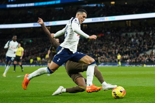 Tottenham Hotspur v Brentford, Premier League Pedro Porro of Tottenham Hotspur battling for the ball Rico Henry of Brentford during the Tottenham Hotspur v Brentford Premier League match at the Tottenham Hotspur Stadium, London, England on 6 December 2025 Credit: Dylan Hepworth Every Second Media Editorial use only. All images are copyright Every Second Media Limited. No images may be reproduced without prior permission. All rights reserved. Premier League and Football League images are subject to licensing agreements with Football DataCo Limited. see https: www.football-dataco.com Copyright: xIMAGO EveryxSecondxMediax ESM-1700-0089 DylanxHepworthx xEveryxSecondxMediax