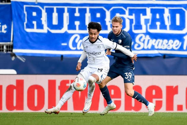Monju Momuluh (Arminia Bielefeld) und Leandro Morgalla (VfL Bochum) im Kampf um den Ball waehrend des spiels der 2. Bundesliga zwischen VfL Bochum und Arminia Bielefeld, Vonovia Ruhrstadion am 06. December 2025 in Bochum, Deutschland. (Foto von Max Maiwald DeFodi Images) +++ Monju Momuluh (Arminia Bielefeld) und Leandro Morgalla (VfL Bochum) battle for the ball during the 2. Bundesliga match between VfL Bochum and Arminia Bielefeld at Vonovia Ruhrstadion on December 6, 2025 in Bochum, Germany. (Photo by Max Maiwald DeFodi Images) DFB DFL REGULATIONS PROHIBIT ANY USE OF PHOTOGRAPHS AS IMAGE SEQUENCES AND OR QUASI-VIDEO. (Photo by Max Maiwald DeFodi Images)