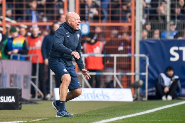 Trainer Uwe Roesler (VfL Bochum) gestikuliert waehrend des spiels der 2. Bundesliga zwischen VfL Bochum und Arminia Bielefeld, Vonovia Ruhrstadion am 06. December 2025 in Bochum, Deutschland. (Foto von Max Maiwald DeFodi Images) +++ Trainer Uwe Roesler (VfL Bochum) gestures during the 2. Bundesliga match between VfL Bochum and Arminia Bielefeld at Vonovia Ruhrstadion on December 6, 2025 in Bochum, Germany. (Photo by Max Maiwald DeFodi Images) DFB DFL REGULATIONS PROHIBIT ANY USE OF PHOTOGRAPHS AS IMAGE SEQUENCES AND OR QUASI-VIDEO. (Photo by Max Maiwald DeFodi Images)