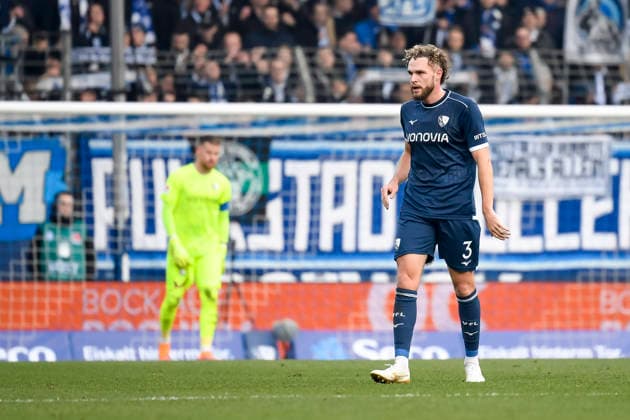 Philipp Strompf (VfL Bochum) schaut waehrend des spiels der 2. Bundesliga zwischen VfL Bochum und Arminia Bielefeld, Vonovia Ruhrstadion am 06. December 2025 in Bochum, Deutschland. (Foto von Max Maiwald DeFodi Images) +++ Philipp Strompf (VfL Bochum) looks on during the 2. Bundesliga match between VfL Bochum and Arminia Bielefeld at Vonovia Ruhrstadion on December 6, 2025 in Bochum, Germany. (Photo by Max Maiwald DeFodi Images) DFB DFL REGULATIONS PROHIBIT ANY USE OF PHOTOGRAPHS AS IMAGE SEQUENCES AND OR QUASI-VIDEO. (Photo by Max Maiwald DeFodi Images)