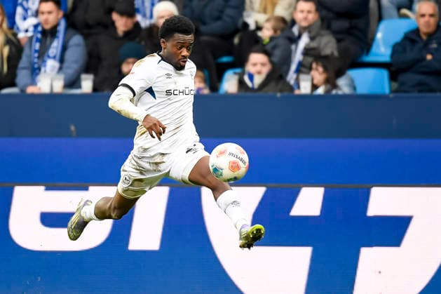 Benjamin Boakye (Arminia Bielefeld) kontrolliert den Ball waehrend des spiels der 2. Bundesliga zwischen VfL Bochum und Arminia Bielefeld, Vonovia Ruhrstadion am 06. December 2025 in Bochum, Deutschland. (Foto von Max Maiwald DeFodi Images) +++ Benjamin Boakye (Arminia Bielefeld) controls the ball during the 2. Bundesliga match between VfL Bochum and Arminia Bielefeld at Vonovia Ruhrstadion on December 6, 2025 in Bochum, Germany. (Photo by Max Maiwald DeFodi Images) DFB DFL REGULATIONS PROHIBIT ANY USE OF PHOTOGRAPHS AS IMAGE SEQUENCES AND OR QUASI-VIDEO. (Photo by Max Maiwald DeFodi Images)