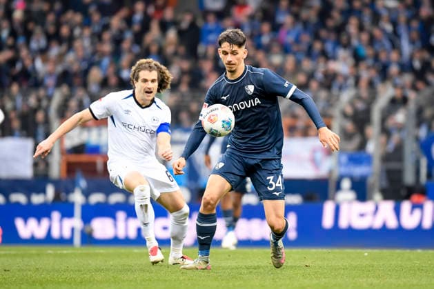 Mael Corboz (Arminia Bielefeld) und Cajetan Lenz (VfL Bochum) im Kampf um den Ball waehrend des spiels der 2. Bundesliga zwischen VfL Bochum und Arminia Bielefeld, Vonovia Ruhrstadion am 06. December 2025 in Bochum, Deutschland. (Foto von Max Maiwald DeFodi Images) +++ Mael Corboz (Arminia Bielefeld) und Cajetan Lenz (VfL Bochum) battle for the ball during the 2. Bundesliga match between VfL Bochum and Arminia Bielefeld at Vonovia Ruhrstadion on December 6, 2025 in Bochum, Germany. (Photo by Max Maiwald DeFodi Images) DFB DFL REGULATIONS PROHIBIT ANY USE OF PHOTOGRAPHS AS IMAGE SEQUENCES AND OR QUASI-VIDEO. (Photo by Max Maiwald DeFodi Images)