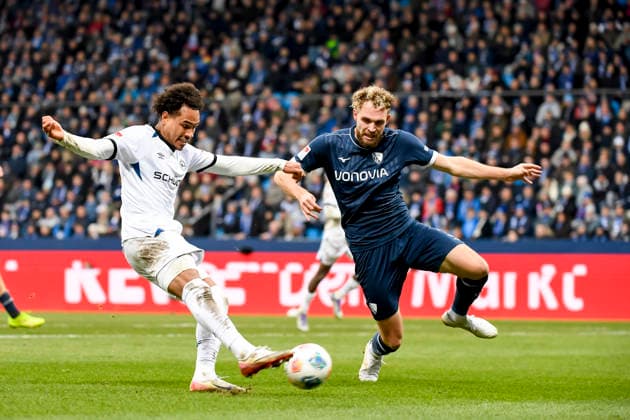 Monju Momuluh (Arminia Bielefeld) und Philipp Strompf (VfL Bochum) im Kampf um den Ball waehrend des spiels der 2. Bundesliga zwischen VfL Bochum und Arminia Bielefeld, Vonovia Ruhrstadion am 06. December 2025 in Bochum, Deutschland. (Foto von Max Maiwald DeFodi Images) +++ Monju Momuluh (Arminia Bielefeld) und Philipp Strompf (VfL Bochum) battle for the ball during the 2. Bundesliga match between VfL Bochum and Arminia Bielefeld at Vonovia Ruhrstadion on December 6, 2025 in Bochum, Germany. (Photo by Max Maiwald DeFodi Images) DFB DFL REGULATIONS PROHIBIT ANY USE OF PHOTOGRAPHS AS IMAGE SEQUENCES AND OR QUASI-VIDEO. (Photo by Max Maiwald DeFodi Images)