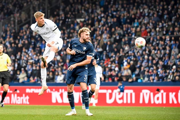 Julian Kania (Arminia Bielefeld) und Philipp Strompf (VfL Bochum) im Kampf um den Ball waehrend des spiels der 2. Bundesliga zwischen VfL Bochum und Arminia Bielefeld, Vonovia Ruhrstadion am 06. December 2025 in Bochum, Deutschland. (Foto von Max Maiwald DeFodi Images) +++ Julian Kania (Arminia Bielefeld) und Philipp Strompf (VfL Bochum) battle for the ball during the 2. Bundesliga match between VfL Bochum and Arminia Bielefeld at Vonovia Ruhrstadion on December 6, 2025 in Bochum, Germany. (Photo by Max Maiwald DeFodi Images) DFB DFL REGULATIONS PROHIBIT ANY USE OF PHOTOGRAPHS AS IMAGE SEQUENCES AND OR QUASI-VIDEO. (Photo by Max Maiwald DeFodi Images)