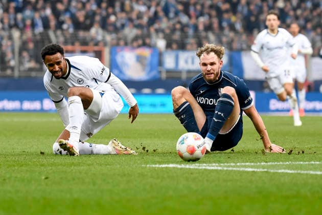 Noah Sarenren Bazee (Arminia Bielefeld) und Philipp Strompf (VfL Bochum) im Kampf um den Ball waehrend des spiels der 2. Bundesliga zwischen VfL Bochum und Arminia Bielefeld, Vonovia Ruhrstadion am 06. December 2025 in Bochum, Deutschland. (Foto von Max Maiwald DeFodi Images) +++ Noah Sarenren Bazee (Arminia Bielefeld) und Philipp Strompf (VfL Bochum) battle for the ball during the 2. Bundesliga match between VfL Bochum and Arminia Bielefeld at Vonovia Ruhrstadion on December 6, 2025 in Bochum, Germany. (Photo by Max Maiwald DeFodi Images) DFB DFL REGULATIONS PROHIBIT ANY USE OF PHOTOGRAPHS AS IMAGE SEQUENCES AND OR QUASI-VIDEO. (Photo by Max Maiwald DeFodi Images)