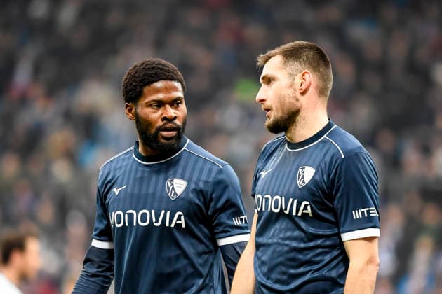 Moritz-Broni Kwarteng (VfL Bochum) und Matus Bero (VfL Bochum) schaut waehrend des spiels der 2. Bundesliga zwischen VfL Bochum und Arminia Bielefeld, Vonovia Ruhrstadion am 06. December 2025 in Bochum, Deutschland. (Foto von Max Maiwald DeFodi Images) +++ Moritz-Broni Kwarteng (VfL Bochum) und Matus Bero (VfL Bochum) looks on during the 2. Bundesliga match between VfL Bochum and Arminia Bielefeld at Vonovia Ruhrstadion on December 6, 2025 in Bochum, Germany. (Photo by Max Maiwald DeFodi Images) DFB DFL REGULATIONS PROHIBIT ANY USE OF PHOTOGRAPHS AS IMAGE SEQUENCES AND OR QUASI-VIDEO. (Photo by Max Maiwald DeFodi Images)
