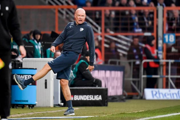 Trainer Uwe Roesler (VfL Bochum) schaut waehrend des spiels der 2. Bundesliga zwischen VfL Bochum und Arminia Bielefeld, Vonovia Ruhrstadion am 06. December 2025 in Bochum, Deutschland. (Foto von Max Maiwald DeFodi Images) +++ Trainer Uwe Roesler (VfL Bochum) looks on during the 2. Bundesliga match between VfL Bochum and Arminia Bielefeld at Vonovia Ruhrstadion on December 6, 2025 in Bochum, Germany. (Photo by Max Maiwald DeFodi Images) DFB DFL REGULATIONS PROHIBIT ANY USE OF PHOTOGRAPHS AS IMAGE SEQUENCES AND OR QUASI-VIDEO. (Photo by Max Maiwald DeFodi Images)
