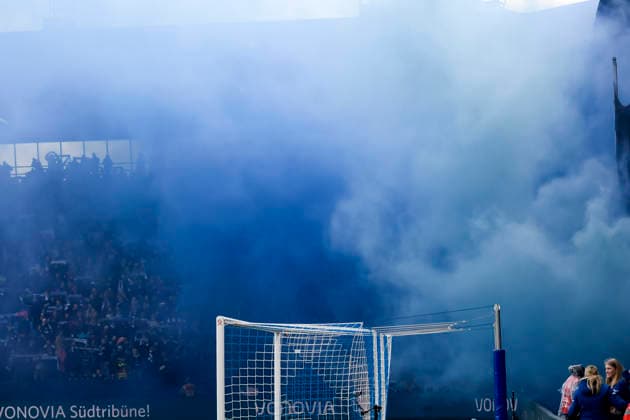 Pyrotechnik, Rauch DSC Arminia Bielefeld Fans waehrend des spiels der 2. Bundesliga zwischen VfL Bochum und Arminia Bielefeld, Vonovia Ruhrstadion am 06. December 2025 in Bochum, Deutschland. (Foto von Max Maiwald DeFodi Images) +++ during the 2. Bundesliga match between VfL Bochum and Arminia Bielefeld at Vonovia Ruhrstadion on December 6, 2025 in Bochum, Germany. (Photo by Max Maiwald DeFodi Images) DFB DFL REGULATIONS PROHIBIT ANY USE OF PHOTOGRAPHS AS IMAGE SEQUENCES AND OR QUASI-VIDEO. (Photo by Max Maiwald DeFodi Images)